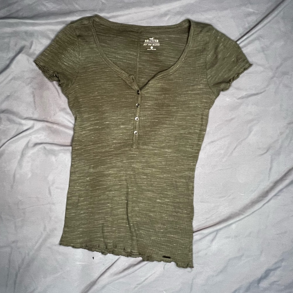 Green Hollister low cut tee